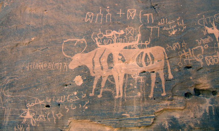 Graffiti in tamudico himaitico incisi su una roccia nei pressi di Ḥimā, a nord di Najrān (Arabia saudita). 